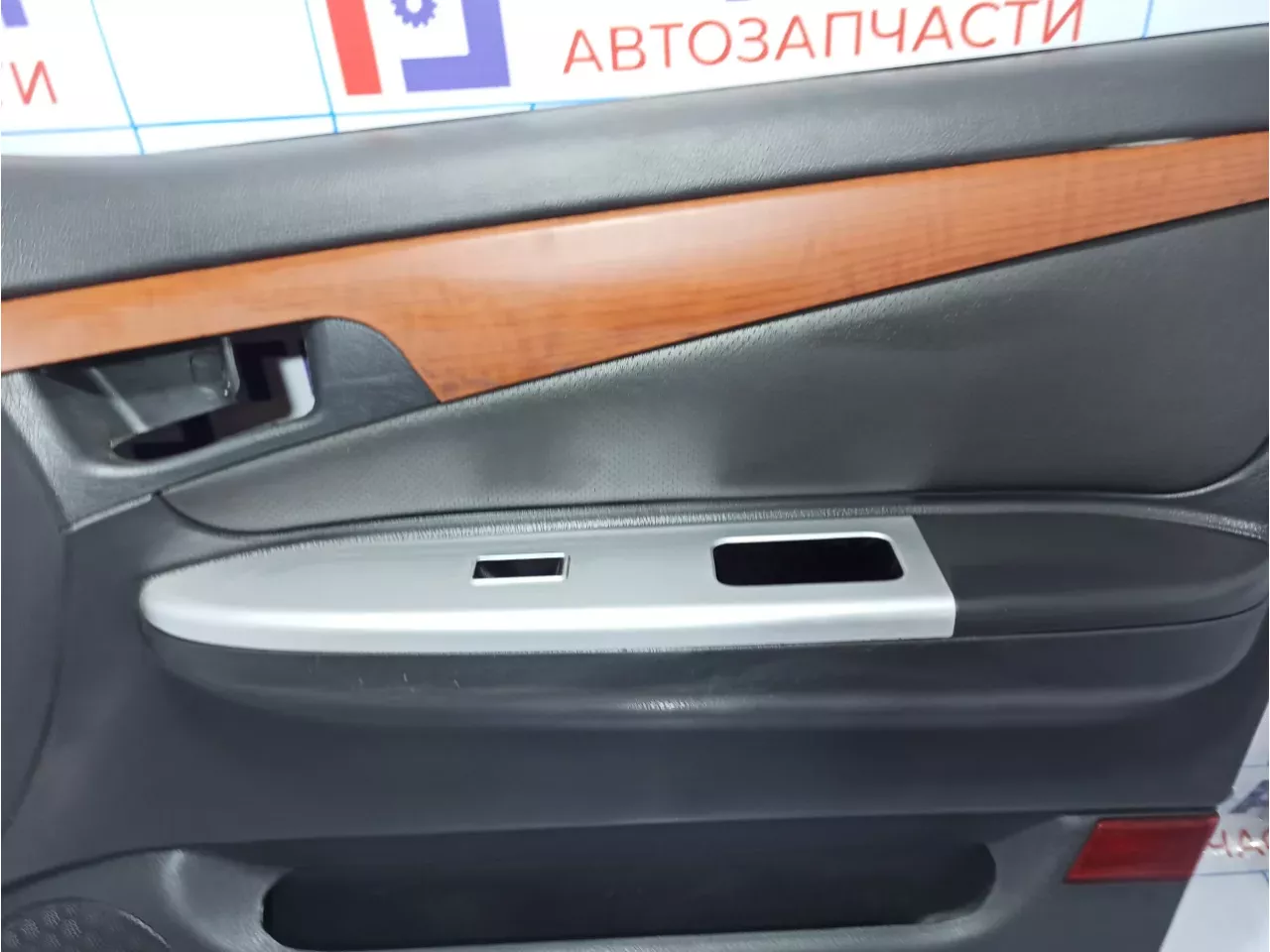 Обшивка двери передней правой Lifan Solano B6102210B28. Царапины.